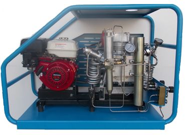 Equipo de submarinismo de gas que intercambia los cilindros de relleno del compresor de aire en casa o en laboratorio